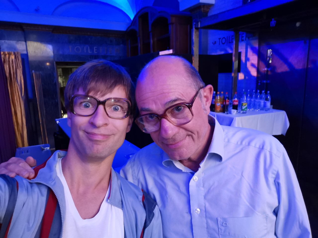 "Wir Uwes müssen zusammenhalten" (Erik Lehmann alias Uwe Wallisch und Uwe Lyko alias Herbert Knebel beim Brillen-Vergleich) "Wir Uwes müssen zusammenhalten" (Erik Lehmann alias Uwe Wallisch und Uwe Lyko alias Herbert Knebel beim Brillen-Vergleich)